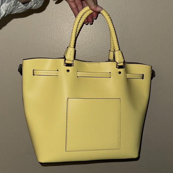 Micheal Kors Blakely Medium Leather Bucket Bag - Picture 6 of 7